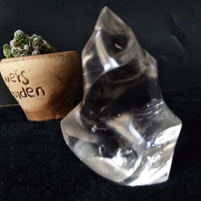 En Naturlig gennemsigtig kvarts krystal flamme kraftigt magnetfelt energi, chakraer Høj kvalitet sten, healing, krystaller 0