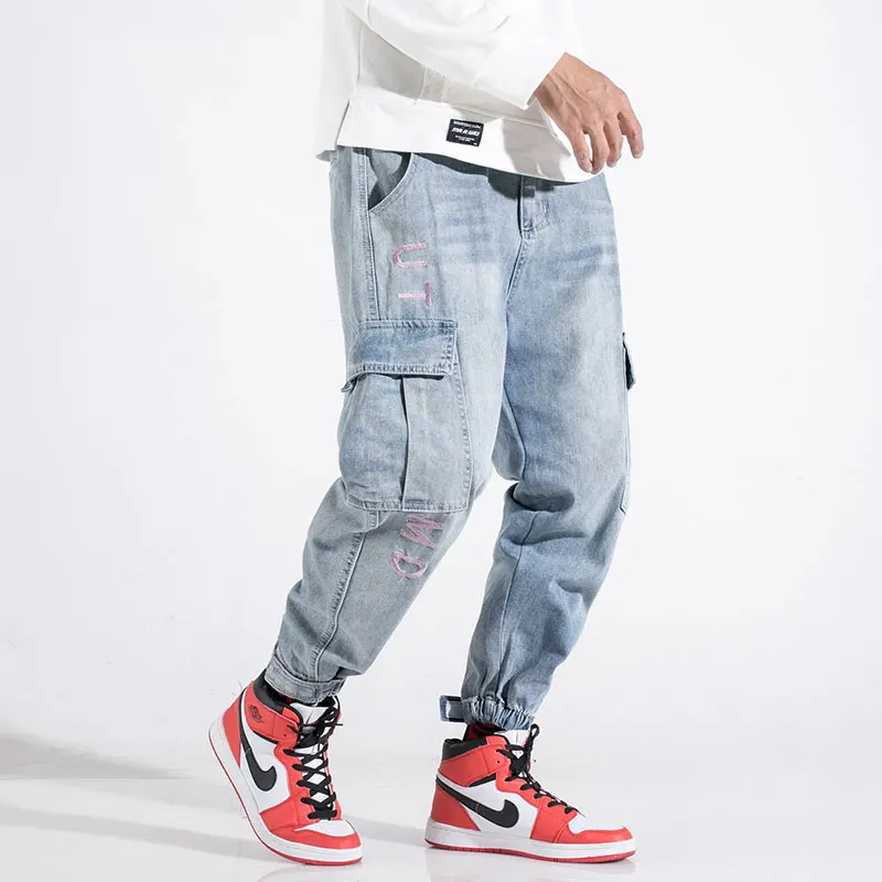 Fashion Streetwear Mænd Jeans I Loose Fit Lyseblå Store Pocket Denim Cargo Bukser Broderi Designer Hip Hop Jeans Mænd Harem Bukser 1