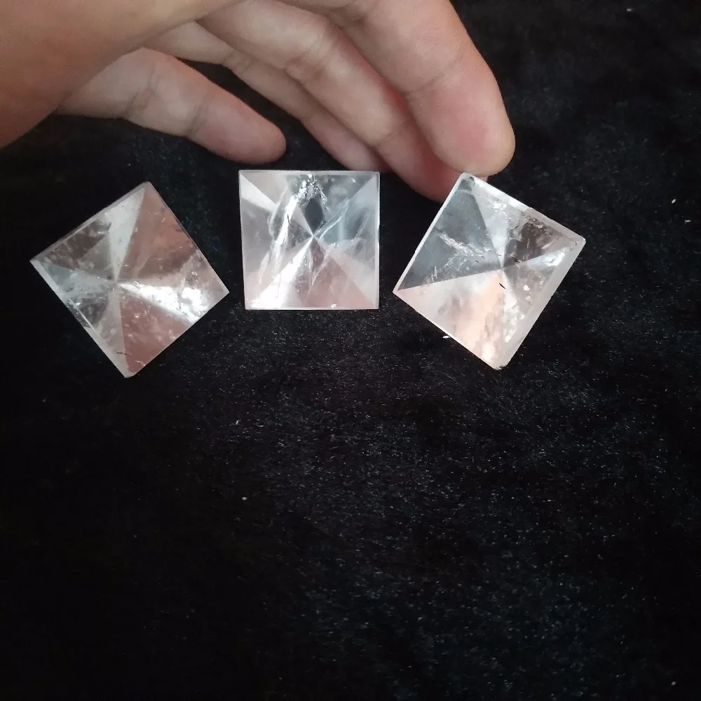 3pcs/masse Naturlige gennemsigtig energi krystal pyramide energi mekanisk poleret pyramide feng shui indretning 3