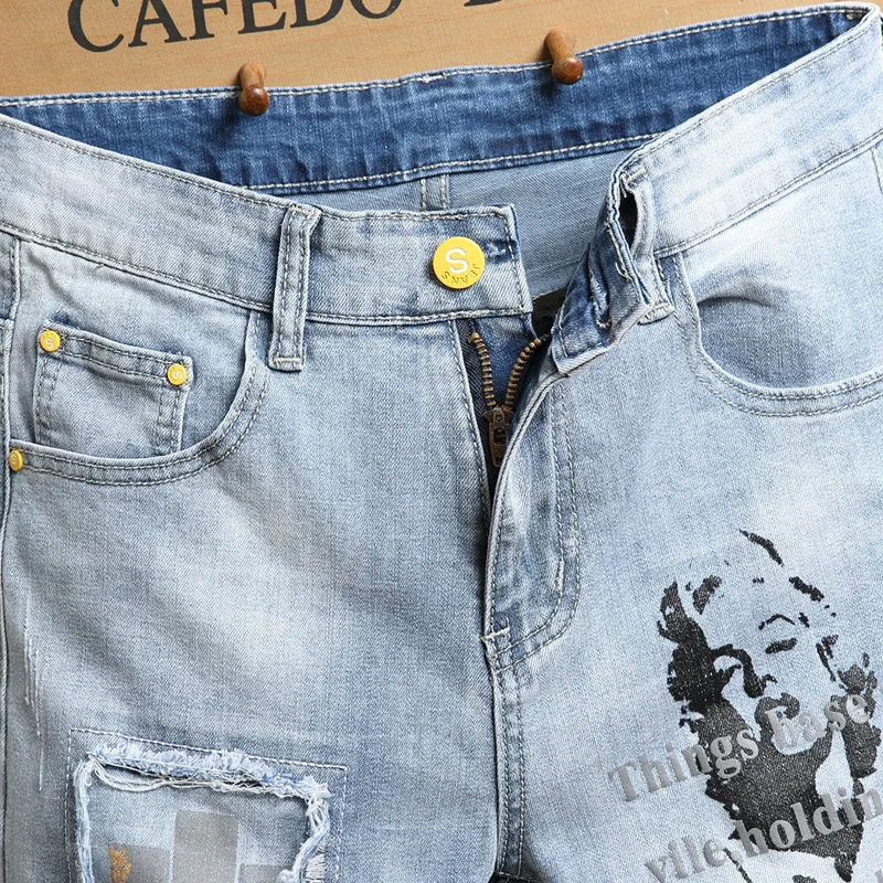 Mænd er sommer Monroe tegn, der er trykt denim shorts Mode bogstaver malet huller pathwork slidte jeans Lys blå 4